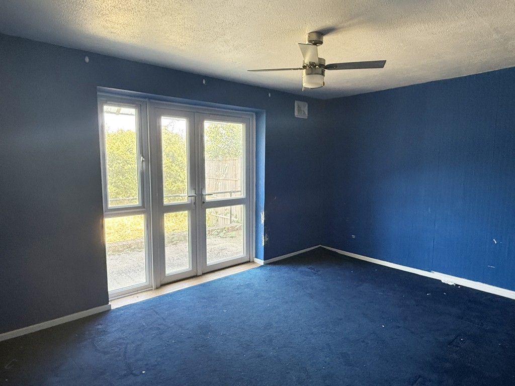 Lot: 30 - GROUND FLOOR FLAT IN NEED OF IMPROVEMENT - Living Room in Flat in need of improvement